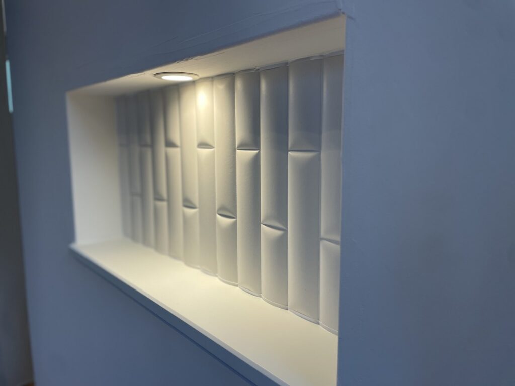 照明に照らされた立体的なデザインが際立つ、玄関ニッチのレシピタイル（平田タイル）