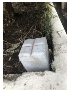 土地の境界を示すために設置されたコンクリート製の境界標