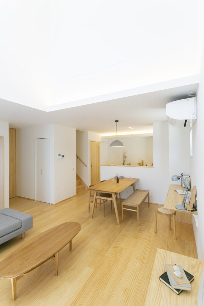 木の質感や足触りを感じられる、自然塗料塗装の明るい色味の木の床とナチュラルなLDK空間