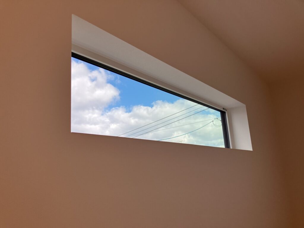 見付けを極薄に抑え、窓まわりに線を感じさせない横長の窓の納まり