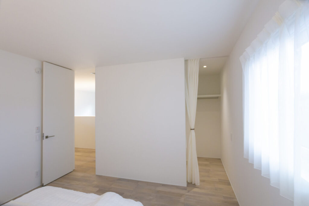 巾木や建具を白で統一し、主張を抑えたノイズレスな寝室空間