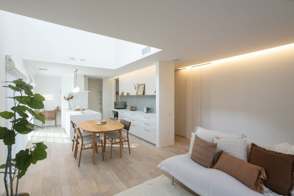 吹き抜けからの自然光が広がる、ノイズレスなデザインで統一されたLDK空間