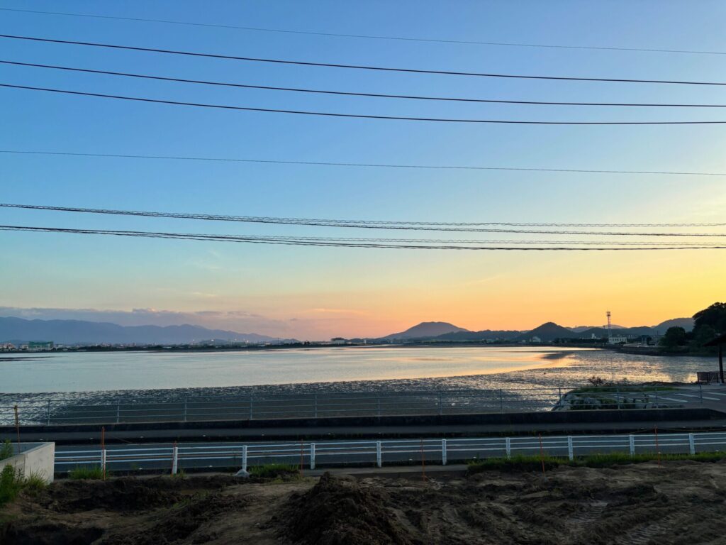 道路を挟んで海が広がり、夕方にはサンセットを望める福岡市西区今津の土地からの眺め