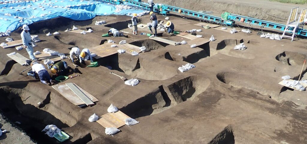 埋蔵文化財包蔵地で、建築前に行われる試掘・発掘調査の様子