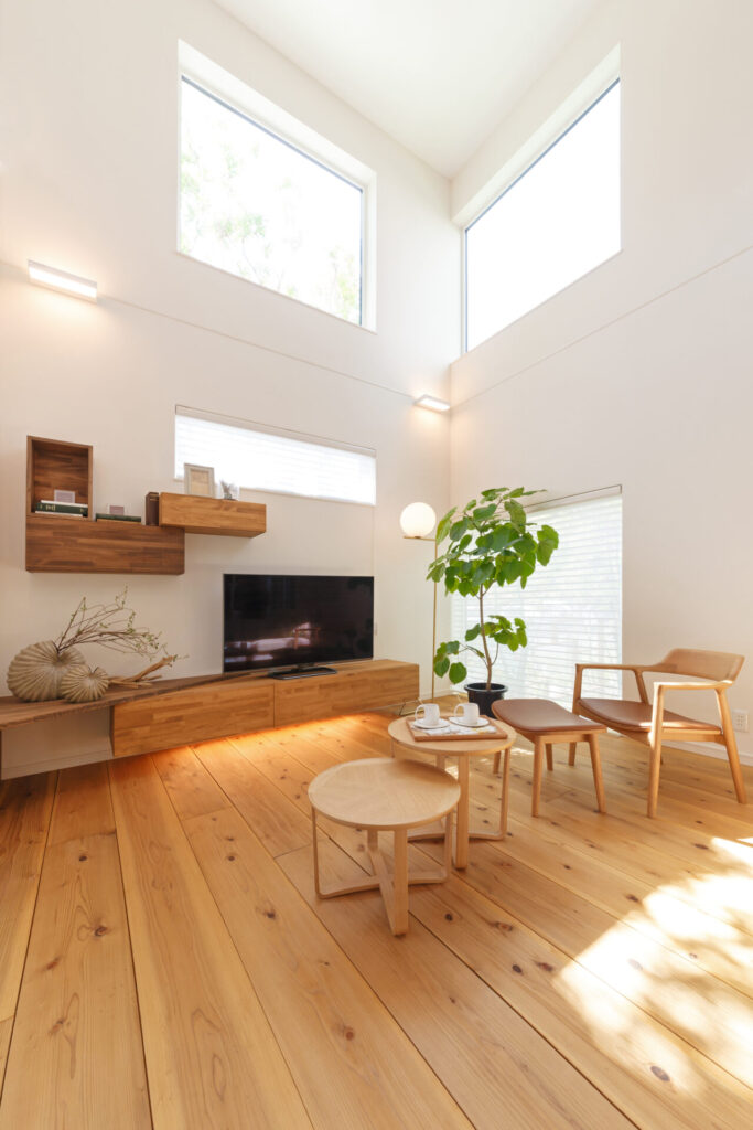 高窓と吹き抜けから空を身近に感じられる、自然光に満ちたリビング空間