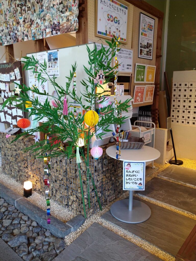 七夕に合わせて短冊や飾り付けが施された、来場者が願い事を書ける本社エントランスの装飾