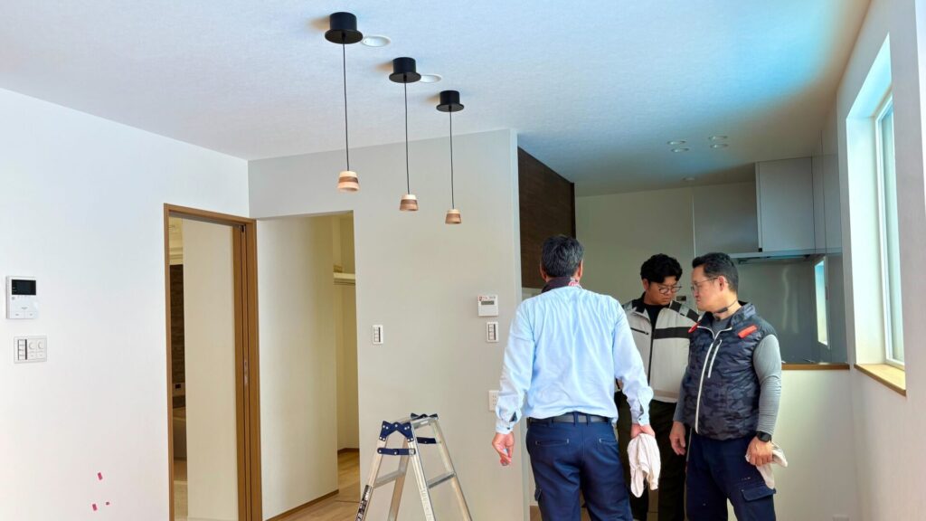 社内スタッフが複数人で集まり、室内の仕上がりや不具合がないかを確認している社内検査の様子