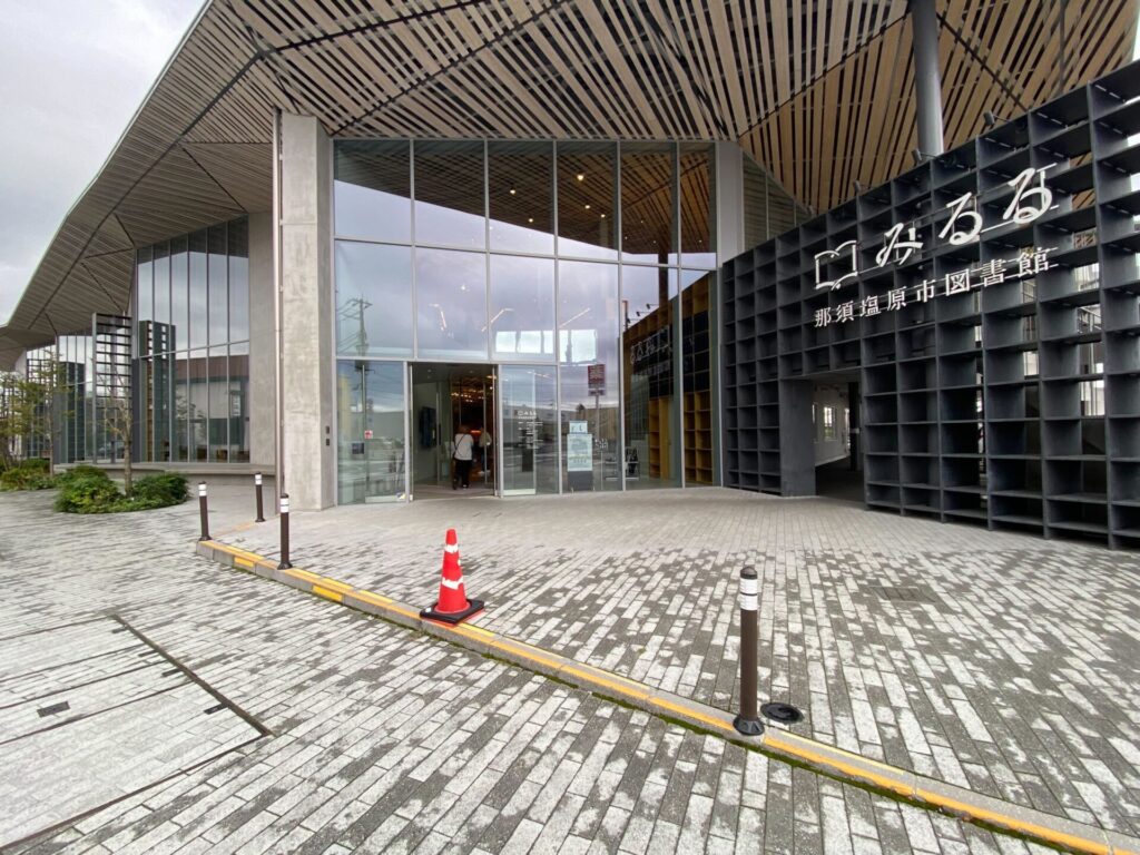 大きなガラス面と木製ルーバーが印象的な那須塩原市図書館「みるる」の外観