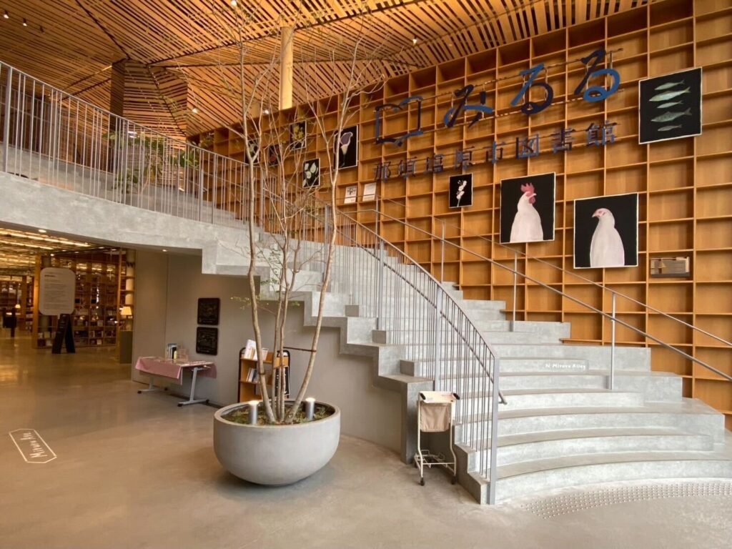 階段と書架が連続し、展示や交流も行われる那須塩原市図書館「みるる」の館内空間