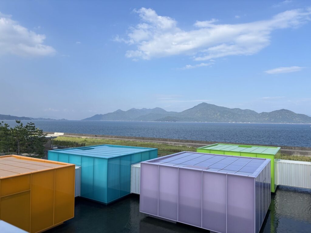 屋上から望む、瀬戸内海を背景に並ぶ可動展示室の眺め