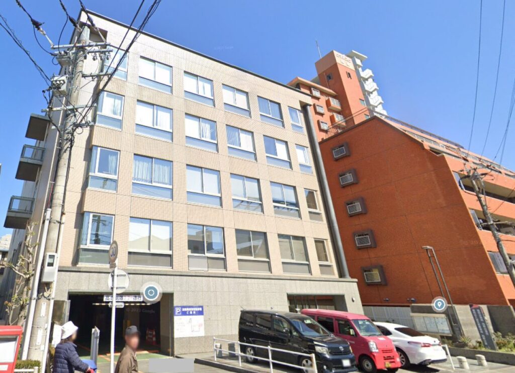 不動産登記の対象となる土地・建物の一例としての中規模ビル外観