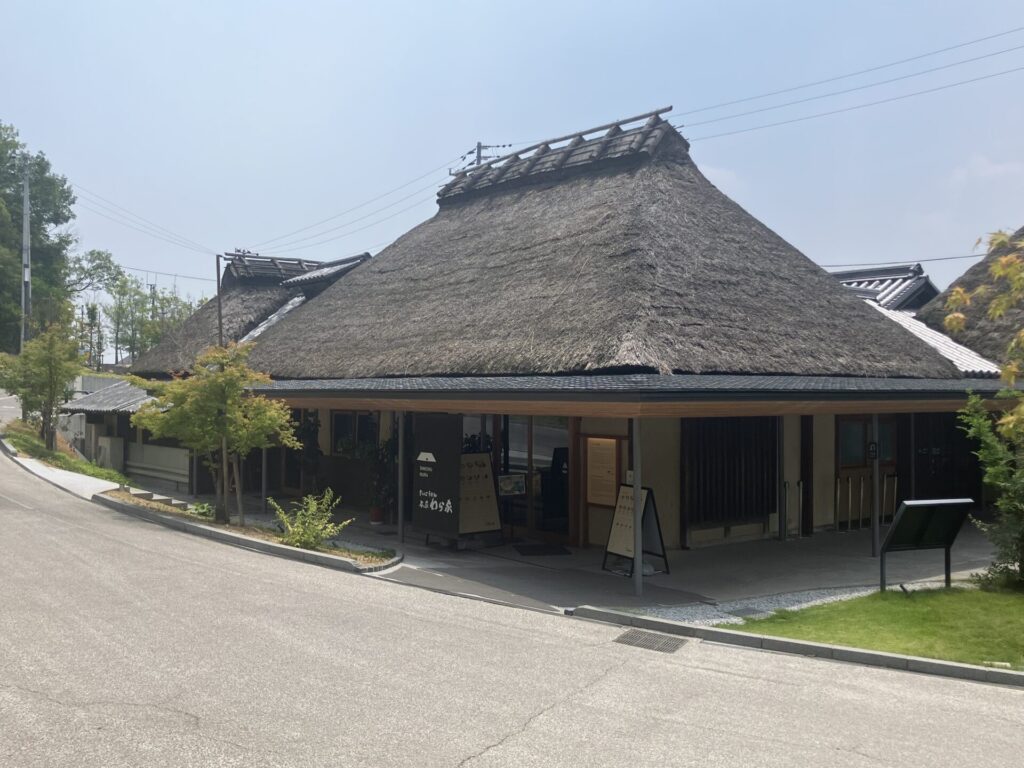 藁ぶき屋根の古民家を改修した和風建築の店舗外観