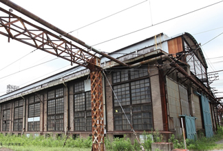 北九州市に現存する八幡製鐵所修繕工場の外観で、120年以上稼働を続ける歴史的な鉄骨造産業遺産