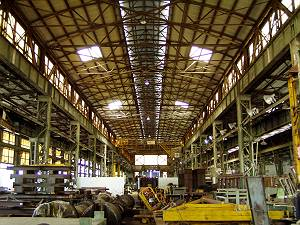 八幡製鐵所修繕工場の内部で、明治期に建てられた鉄骨トラス構造が残る日本最古級の鉄骨造工場建築