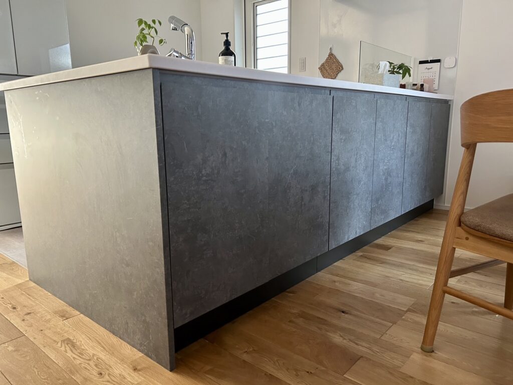 ダイニング側から使えるキッチンカウンター下収納で、LDKをすっきり保つための収納スペース