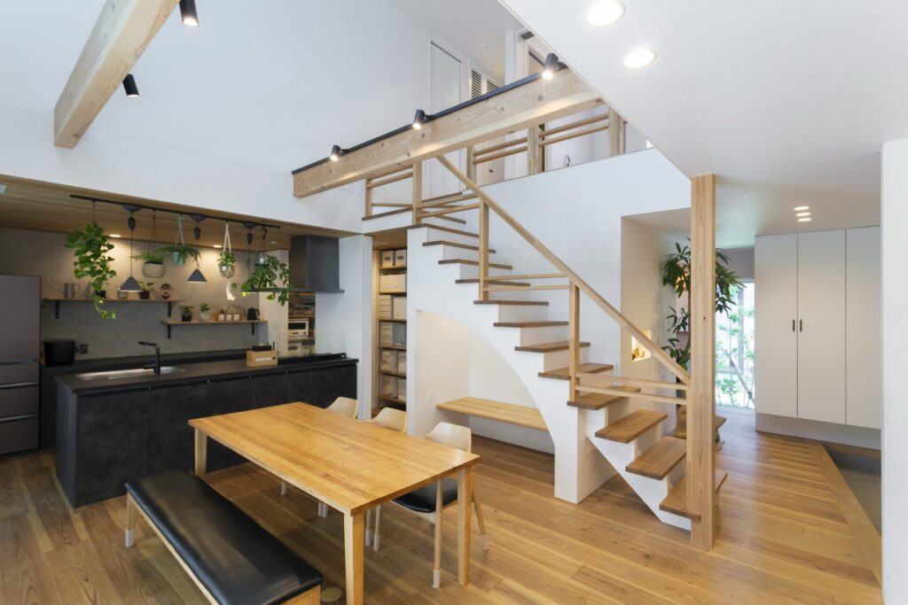 吹き抜けと階段で空間がつながる、明るく開放的な健康住宅のLDK