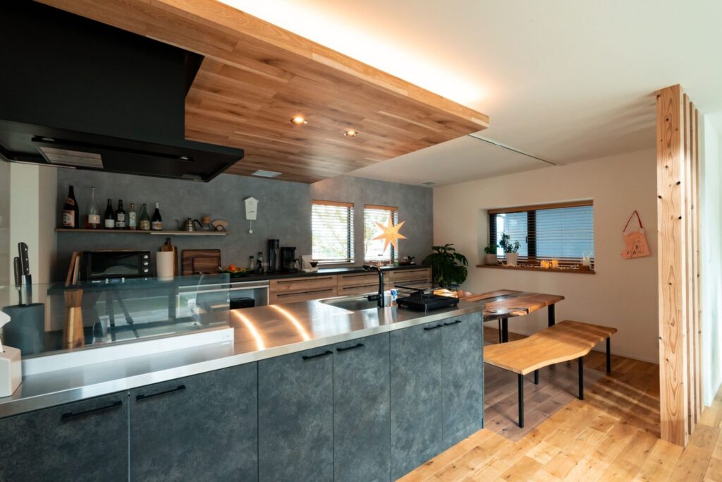 自然素材と無垢床を活かした、断熱性能の高い健康住宅のキッチン・ダイニング空間