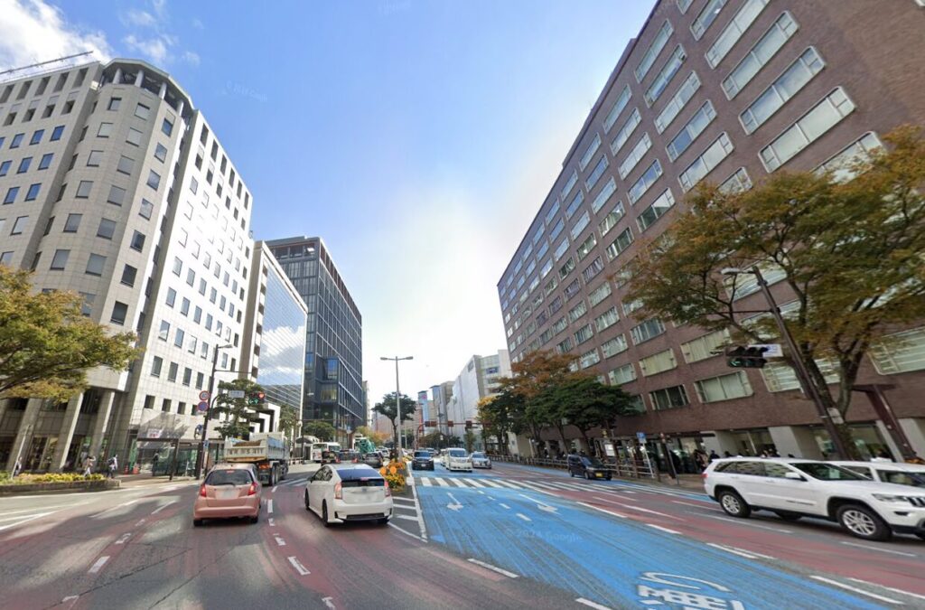 福岡・天神のメインストリート渡辺通りの街並みとオフィスビルが立ち並ぶ風景