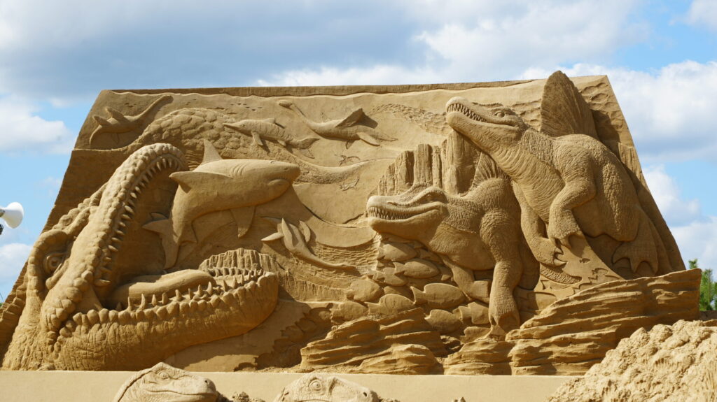 芦屋で開催された砂像展2025の恐竜をテーマにした迫力ある砂像作品