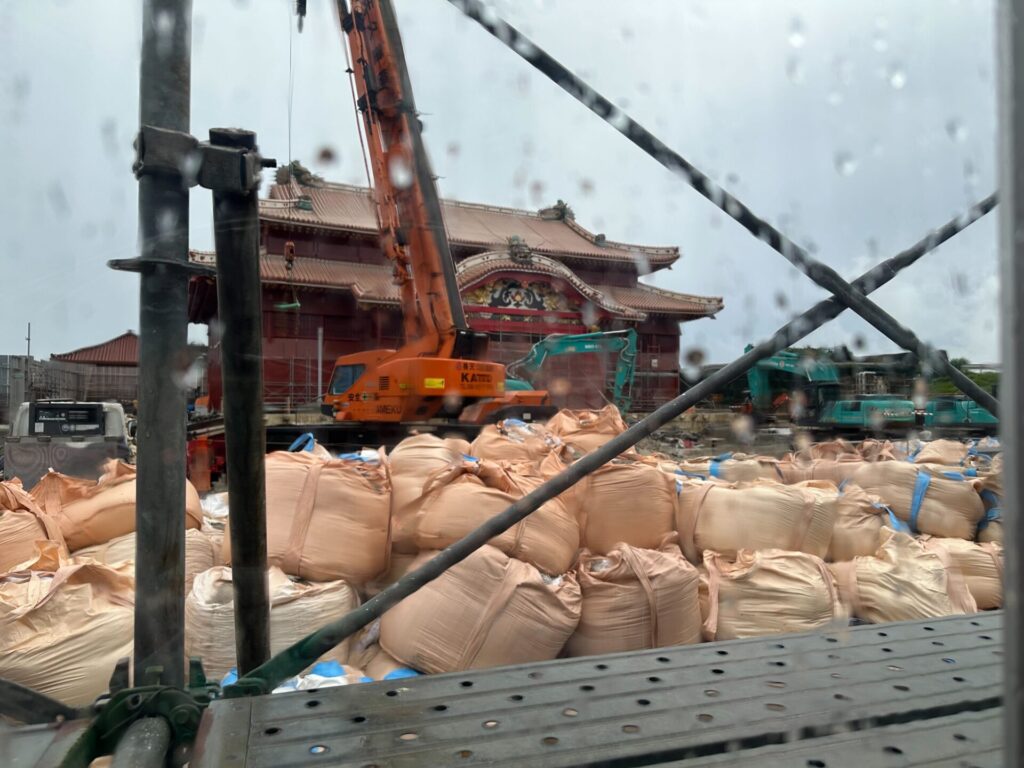 雨の中で進められる首里城正殿の復元工事現場