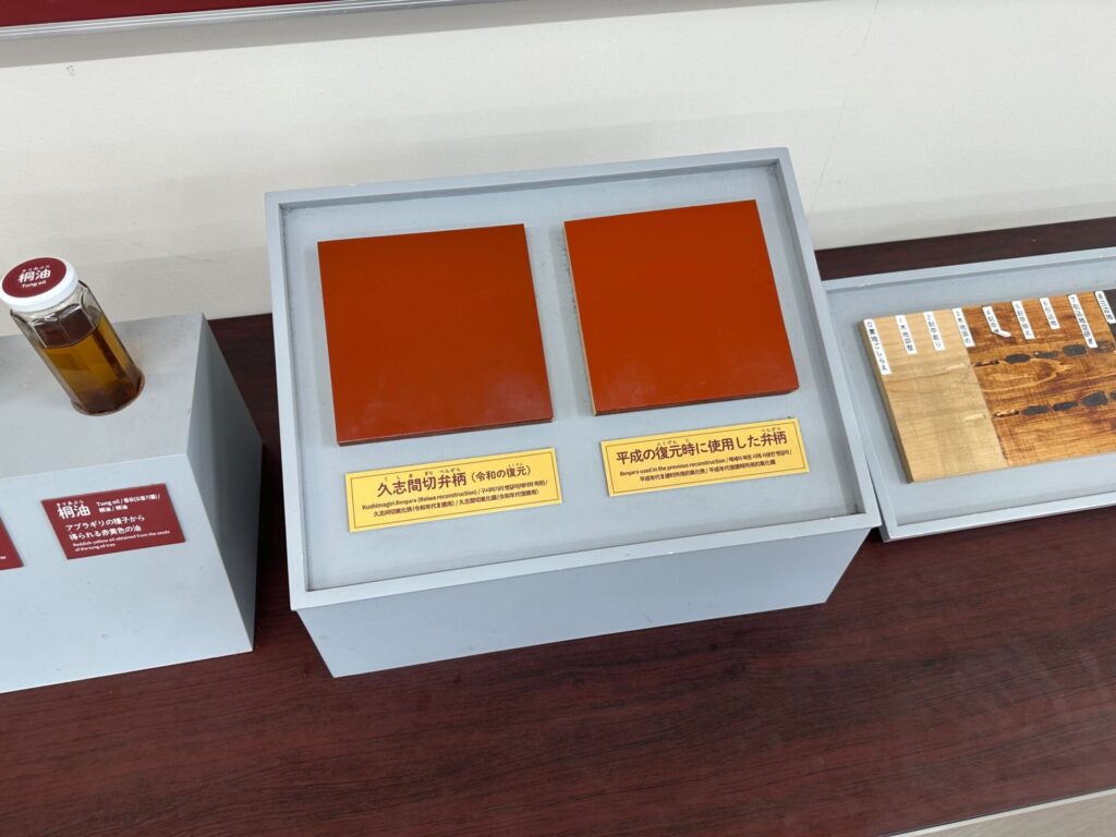 首里城正殿で使用される朱色塗装の比較展示