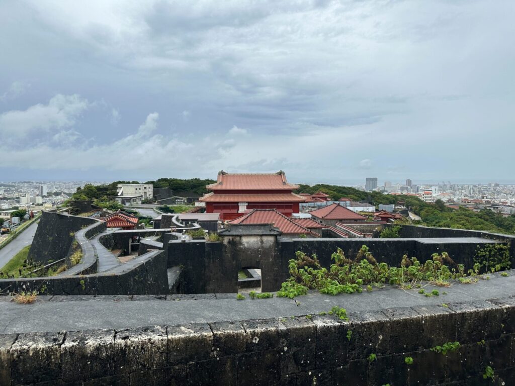 足場が外れた首里城正殿と周囲の城壁を見下ろす風景