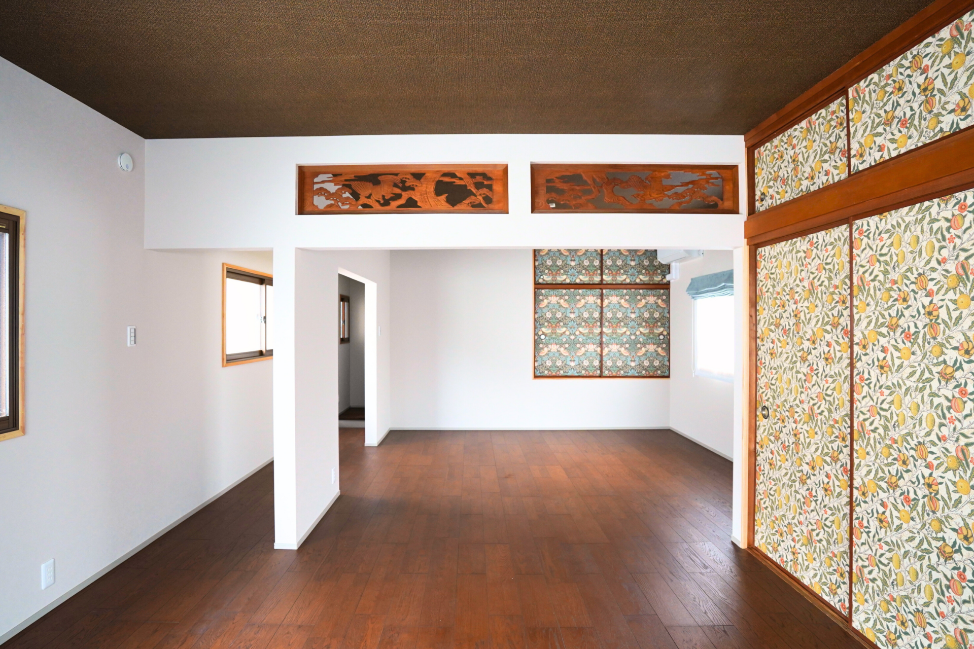 ウィリアム・モリスの壁紙を取り入れた、明るく生まれ変わった居室