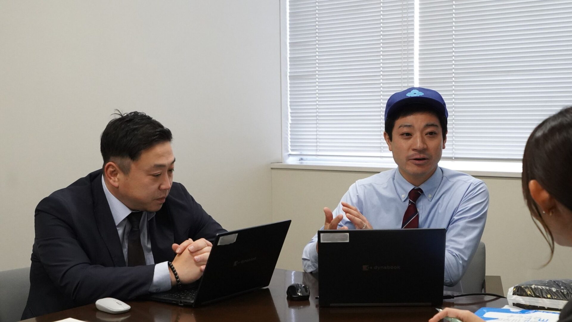 制振技術や製品開発について議論を行う、住友ゴム工業の社内ミーティングの様子