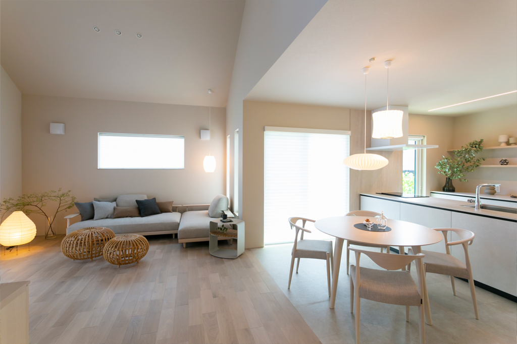 明るいリビングとダイニングがつながる開放的なLDK空間