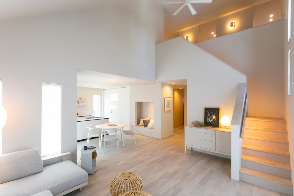 大きな吹き抜けと階段を活かした開放感のあるリビング空間