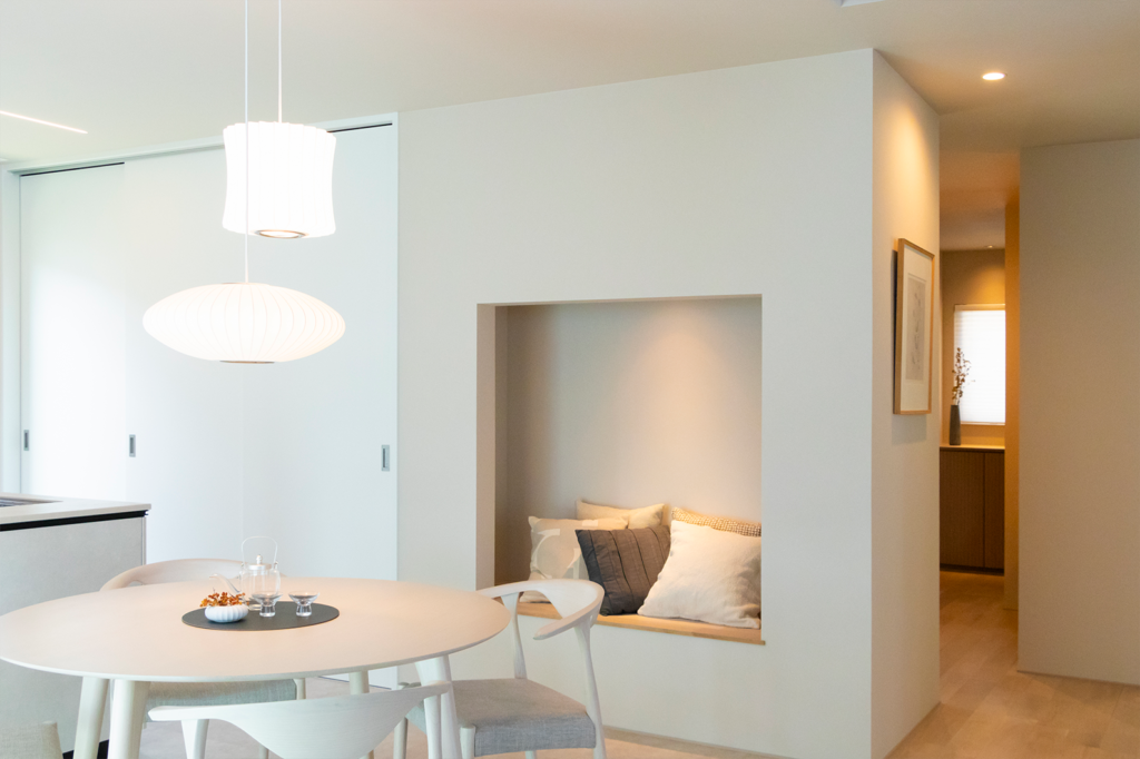 ダイニング横に設けたくつろぎ用のヌック空間