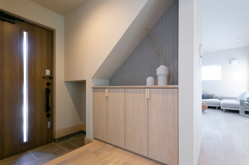 収納を備えたすっきりとした玄関と土間スペース