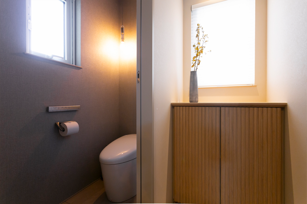 最新設備に一新したトイレと手洗い収納スペース