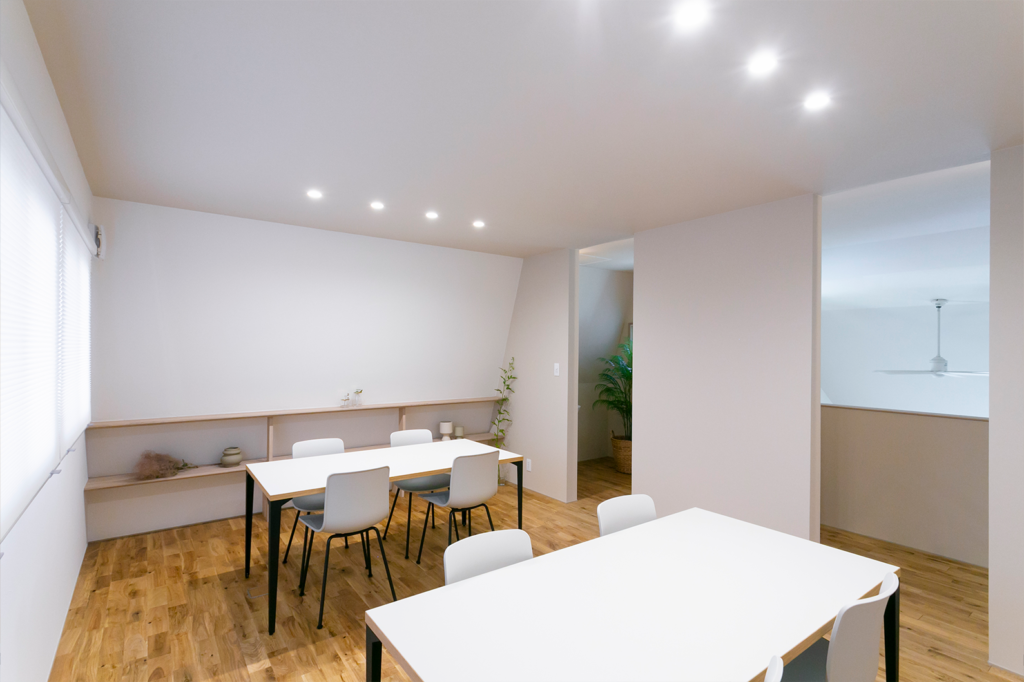 学後の相談や説明に使われるテーブルスペース