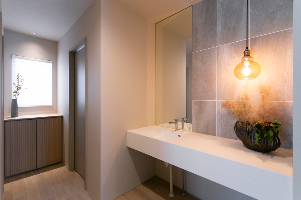 廊下に設けたシンプルな造作洗面台と収納スペース