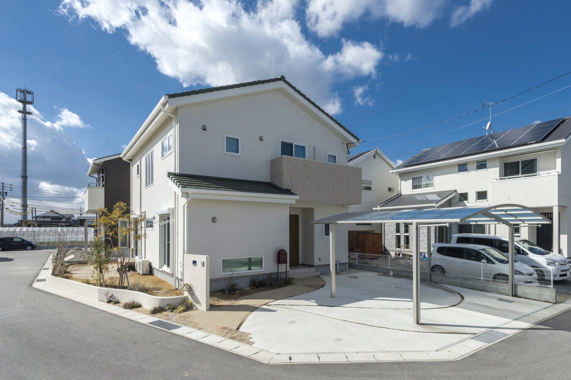 太陽光発電を備えた佐賀県K様邸の外観。清潔感のある白い外壁とシンプルな切妻屋根が特徴