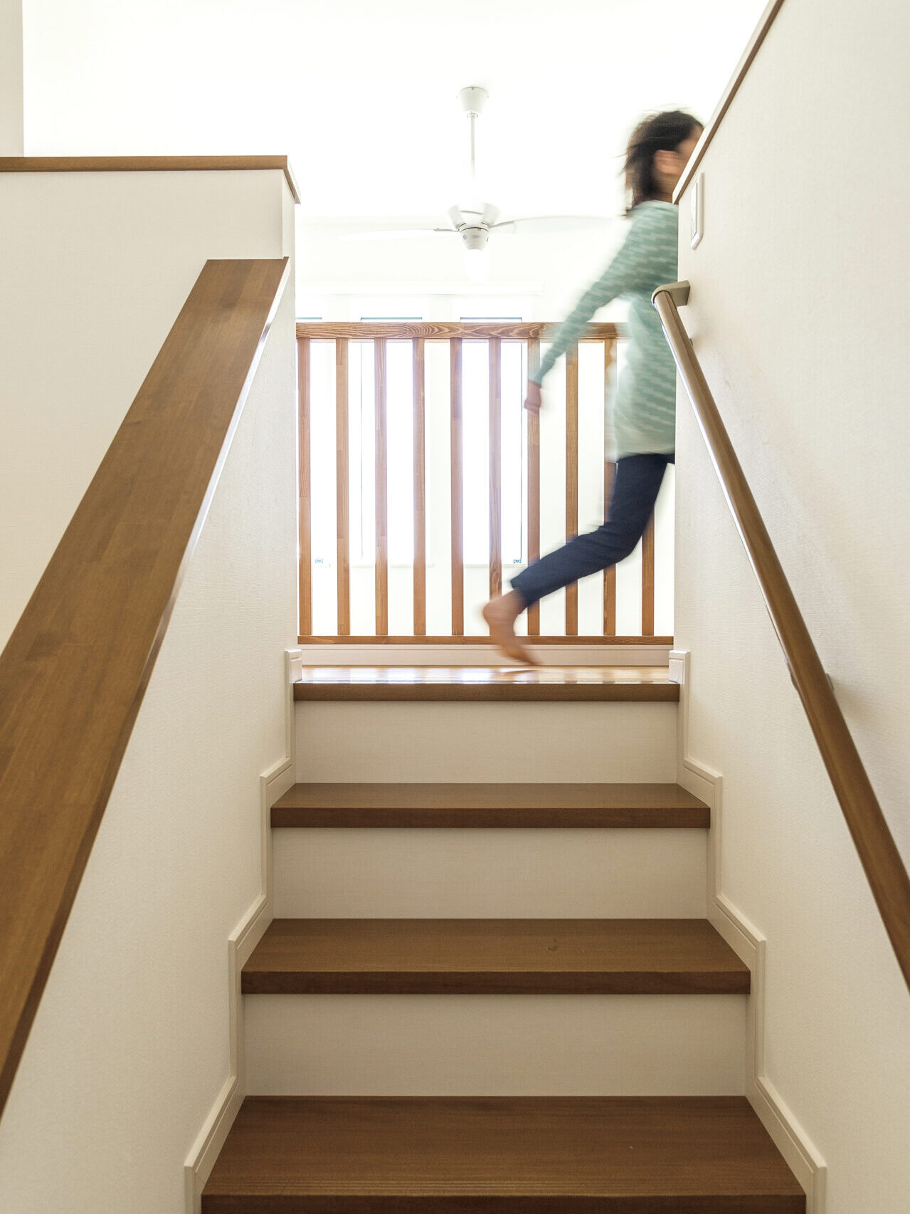 明るい日差しが差し込む階段を軽やかに駆け上がる子ども。快適な室温で活発に過ごせる空間