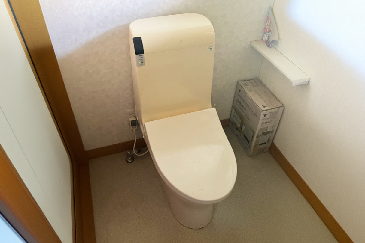 オート開閉機能が故障し開かなくなった施工前のトイレ